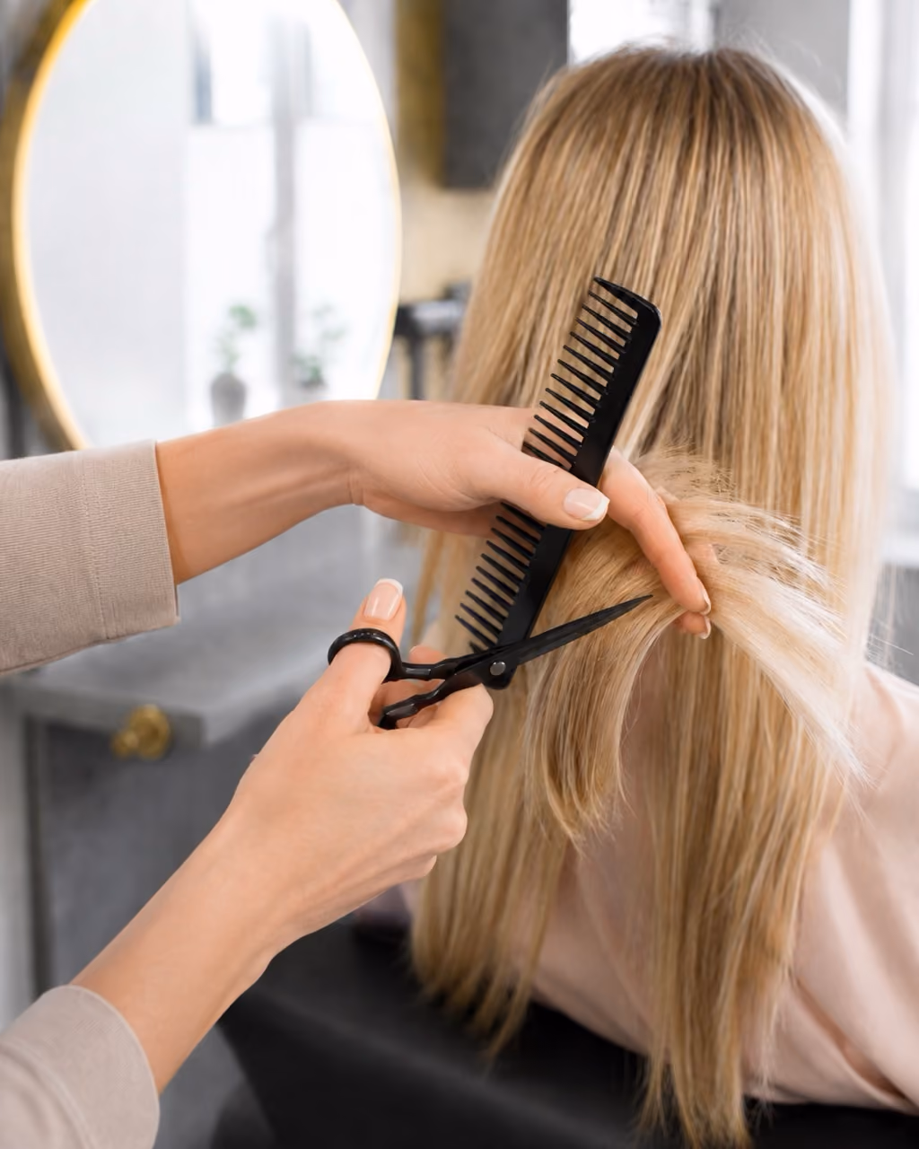 Haarschnitt mit Kamm und Schere bei By Drait