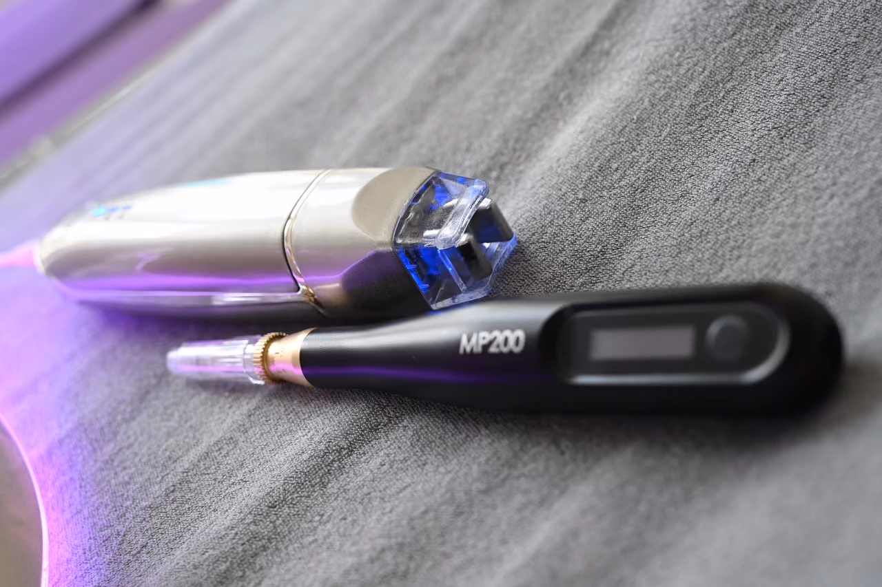 Microneedling-Pen und Behandlungsgerät zur Hautstraffung